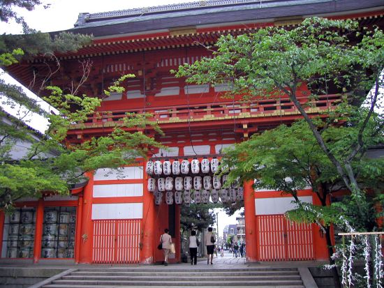 【多言語バスツアー】オープントップバス 開放感あふれるバスで二条城や西本願寺など名所を車窓観光＜英・中・韓音声ガイド＞by おこしバス（京都定期観光バス）