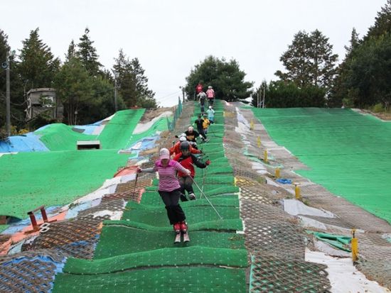 プラスノーゲレンデ 1年中ゲレンデでスキーが楽しめる[アスパイヤ/水戸市]