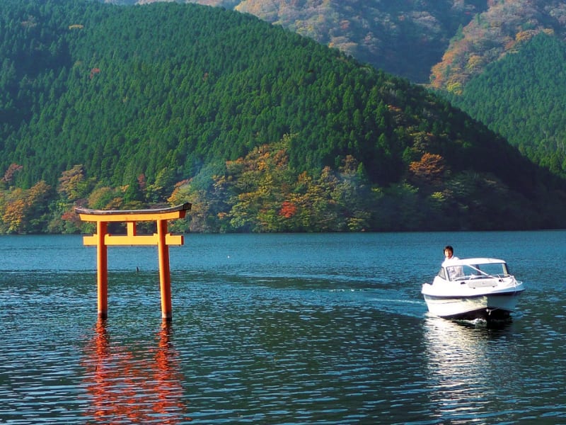 箱根 芦ノ湖 貸切モーターボート事前予約 湖上の鳥居と九頭龍神社本宮参拝 ロマンスカーチケット付 新宿発着 箱根 小田原の観光 遊び 体験 レジャー専門予約サイト Veltra ベルトラ