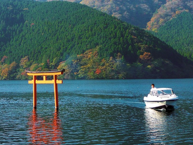 箱根 芦ノ湖 貸切モーターボート事前予約 湖上の鳥居と九頭龍神社本宮参拝 ロマンスカーチケット付 新宿発着 箱根 小田原の観光 遊び 体験 レジャー専門予約サイト Veltra ベルトラ 箱根 芦ノ湖 貸切モーターボート事前予約 湖上の鳥居と九頭龍神社本宮参拝 ロマンスカーチケット付 新宿発着 箱根 小田原の観光 遊び 体験 レジャー専門予約サイト Veltra ベルトラ