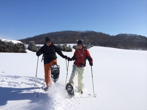 大雪原の丘スノーシュー＆温泉ツアー このツアーだけ入れる北海道長沼町大雪原の丘へ！ながぬま温泉入浴とランチ付き♪＜12～3月／札幌中心部・新千歳空港送迎付＞