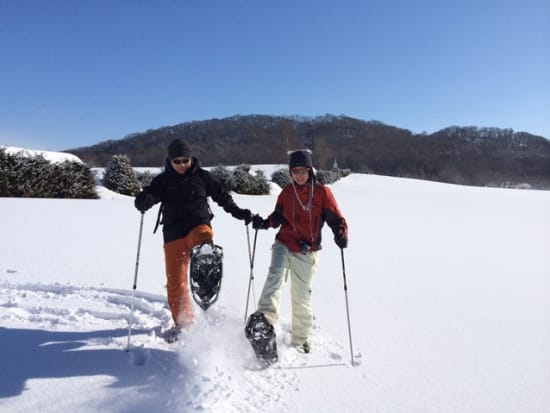 【スノーシューツアー】 このツアーだけ入れる北海道長沼町「大雪原の丘」スノーシュー体験＆温泉・ランチ付ツアー＜12～3月／札幌中心部・新千歳空港送迎付／長沼町＞