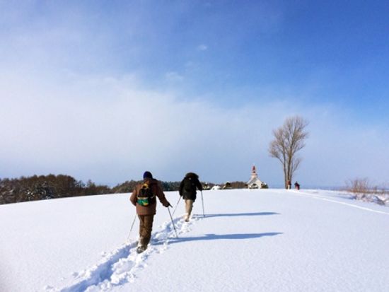 大雪原の丘スノーシュー＆温泉ツアー このツアーだけ入れる北海道長沼町大雪原の丘へ！ながぬま温泉入浴とランチ付き♪＜12～3月／札幌中心部・新千歳空港送迎付＞
