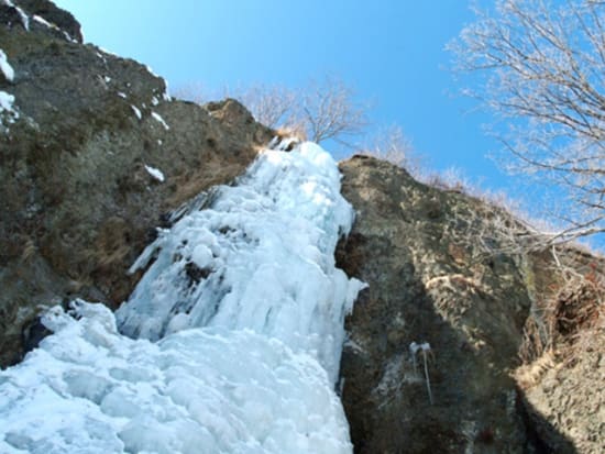 氷の滝スノーシューツアー 氷瀑をめぐる3時間コース ダイナミックな氷の滝と流氷の絶景に出会う＜1～3月／網走駅・おーろら乗船場・市内ホテル送迎付／網走市＞