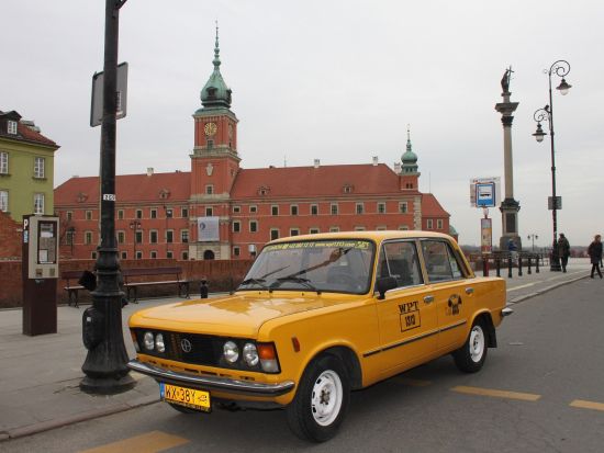 ポルスキ・フィアット125pで行く！ワルシャワの観光名所を巡るプライベートツアー＜昼食または夕食／英語／ワルシャワ発＞