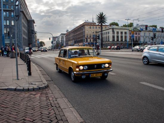 ポルスキ・フィアット125pで行く！共産主義時代のワルシャワを巡るプライベートツアー＜昼食または夕食付き／英語／ワルシャワ発＞