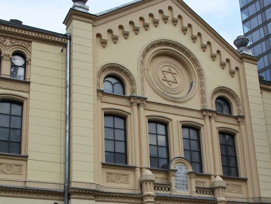 ポルスキ・フィアット125pで行く！「戦場のピアニスト」のロケ地も訪ねる　ユダヤの歴史を探るプライベートツアー＜英語／ワルシャワ発＞