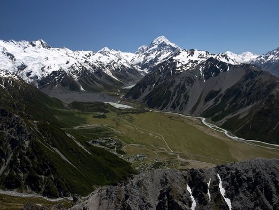 世界遺産マウントクック1泊2日宿泊ツアー　国立公園内にある人気ホテル「ハーミテージホテル」滞在＜朝・夕食付／英語／発着地選択可／Gray Line社＞