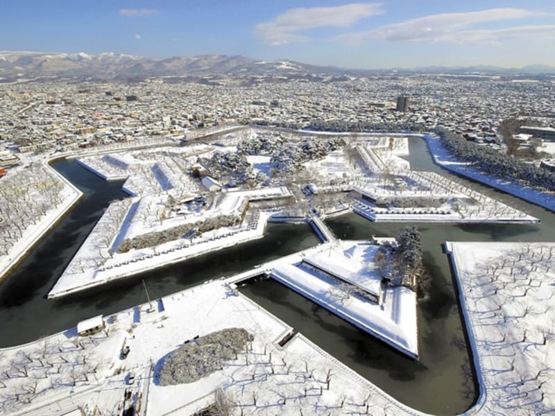 冬の函館バスツアー 五稜郭 赤レンガ倉庫 トラピスチヌ修道院など銀世界に染まる港町をめぐる 11 3月 湯の川ホテル送迎付 函館駅発 函館 大沼の 観光 遊び 体験 レジャー専門予約サイト Veltra ベルトラ