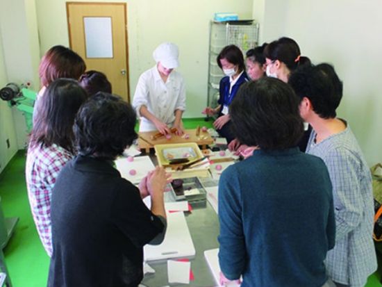 和菓子作り体験 熟練職人と作る丹波の豆などを使った本格和菓子作り（お抹茶付き）＜5名～／6歳～／貸切プランあり／亀岡市＞by 京菓子ふじ幸 あずきの里