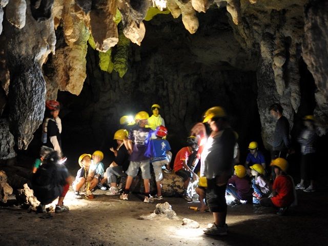 洞窟探検ツアー 久米島の歴史が残るヤジヤーガマを冒険家気分で探検 久米島 久米島の観光 オプショナルツアー専門 Veltra ベルトラ 洞窟探検ツアー 久米島の歴史が残るヤジヤーガマを冒険家気分で探検 久米島 久米島の観光 オプショナルツアー専門 Veltra ベルトラ