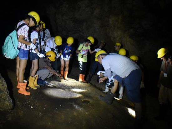 洞窟探検ツアー　久米島の歴史が残るヤジヤーガマを冒険家気分で探検！＜久米島＞