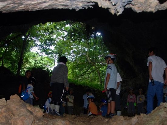 洞窟探検ツアー　久米島の歴史が残るヤジヤーガマを冒険家気分で探検！＜久米島＞
