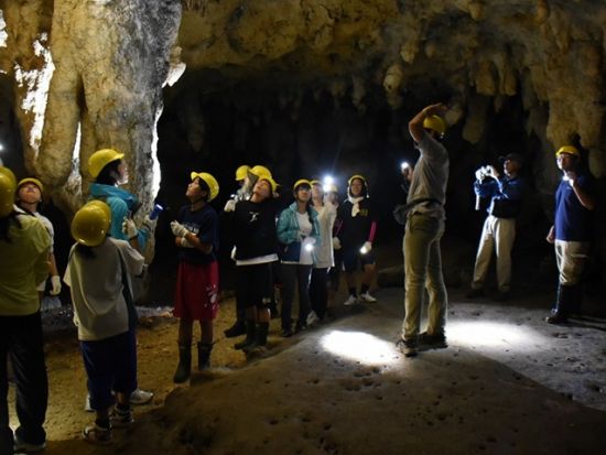 洞窟探検ツアー　久米島の歴史が残るヤジヤーガマを冒険家気分で探検！＜久米島＞