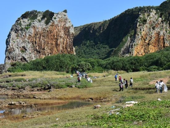 ビーチクリーニング　立神海岸海の歴史を学んでビーチを綺麗にしよう！＜久米島＞