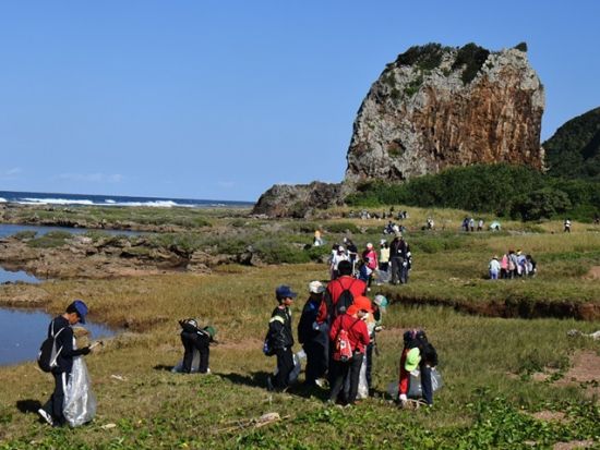 ビーチクリーニング　立神海岸海の歴史を学んでビーチを綺麗にしよう！＜久米島＞