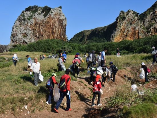 ビーチクリーニング　立神海岸海の歴史を学んでビーチを綺麗にしよう！＜久米島＞