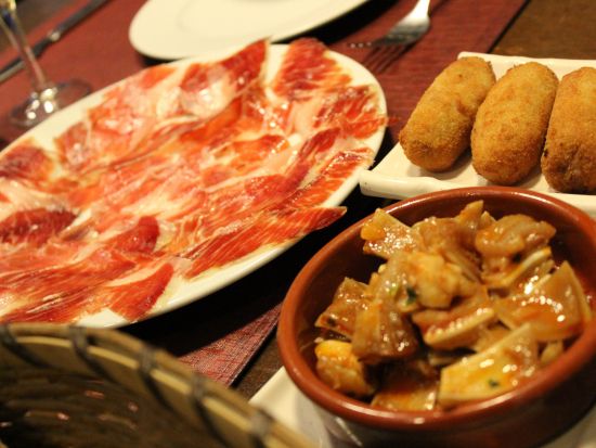 バルセロナ タパスツアー　3軒のバル巡り＆サグラダ・ファミリア夜景鑑賞＆旧市街散策＜タパス3品＆ドリンク3杯／日本語＞*前日まで予約OK