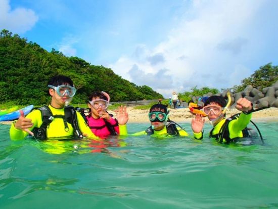 体験ダイビング（本部町） 4種のクマノミに会いに行こう！足の届くところからエントリーできるビーチダイブ by 美ら海ダイビングセンター