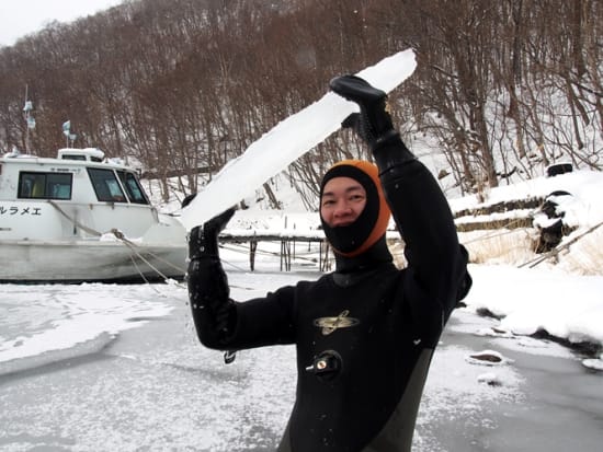 支笏湖アイスウォーク 氷結した湖面で氷と遊ぼう！ドライスーツ着用で寒さも心配無用＜午前・午後／1～3月／支笏湖温泉＞by オーシャンデイズ