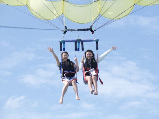 パラセーリング　選べる高さ30~90m　東海岸・海中道路上空で絶景飛行！ニコちゃんマークで写真映えもバッチリ＜うるま市発＞