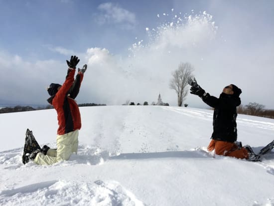 スノーシュー1日ツアー このツアーだけ特別に入れる北海道長沼町ハイジ牧場「大雪原の丘」で広大な石狩平野を一望！＜12～3月／札幌市内・新千歳空港送迎付＞