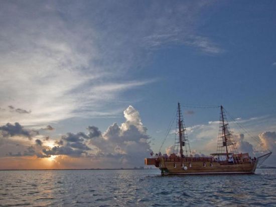 ロマンチックディナークルーズ　コロンブス・ロブスター・ディナークルーズ 　夕日や夜景と生演奏を味わう大人のクルーズ！＜飲み放題／カンクン発＞