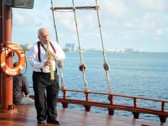 ロマンチックディナークルーズ　コロンブス・ロブスター・ディナークルーズ 　夕日や夜景と生演奏を味わう大人のクルーズ！＜飲み放題／カンクン発＞