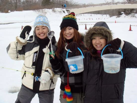 氷上ワカサギ釣り 大沼国定公園で新鮮なワカサギ釣り放題 釣ったあとはホクホクの天ぷらに 1 3月 大沼 函館 大沼の観光 遊び 体験 レジャー専門予約サイト Veltra ベルトラ