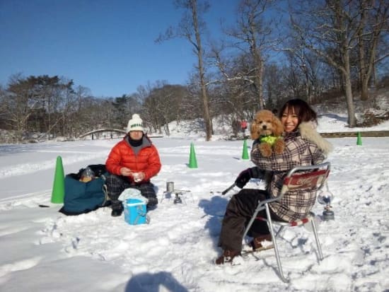 氷上ワカサギ釣り 大沼国定公園で新鮮なワカサギ釣り放題 釣ったあとはホクホクの天ぷらに 1 3月 大沼 函館 大沼の観光 遊び 体験 レジャー専門予約サイト Veltra ベルトラ