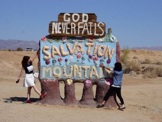 サルベーションマウンテン＆ジョシュアツリー国立公園　日帰り観光ツアー ＜日本語ガイド＞ 