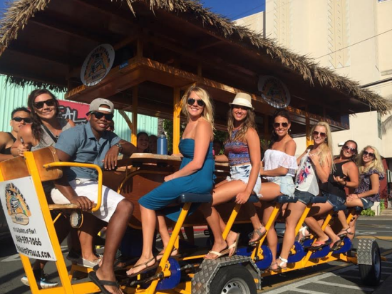 ハワイ唯一の15人乗り自転車を貸し切って、カカアコのオシャレなバーやブリュワリーを巡る！新感覚のパブクロールツアー＜貸切／英語ガイド／カカアコ＞