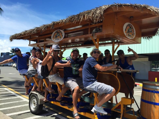 ハワイ唯一の15人乗り自転車を貸し切って、カカアコのオシャレなバーやブリュワリーを巡る！新感覚のパブクロールツアー＜貸切／英語ガイド／カカアコ＞