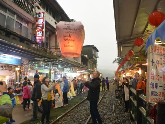 【完売御礼】12月31日限定！花火鑑賞付年越しツアー　夜の九份・十分観光（天燈上げ）・十三層遺跡＜日本語ガイド／古窓レストラン夕食／台湾ビール飲み放題付＞