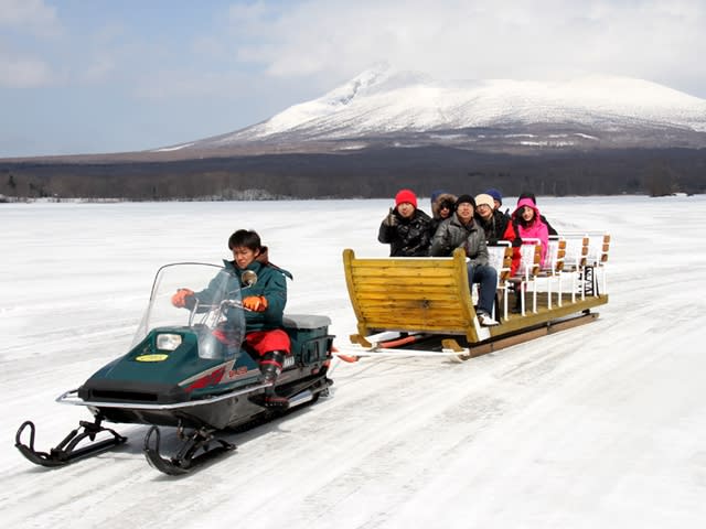 運休中】絶景氷上パノラマツアー 貸切氷上そりで行くワカサギ釣り＋スノーモービル 2kmコース乗車体験＜1～3月／ガイド付／七飯町＞ |  函館・大沼の観光&遊び・体験・レジャー専門予約サイト VELTRA(ベルトラ)