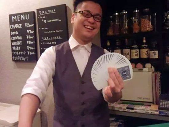 マジックショー カウンター越しのクロースアップマジックにハラハラドキドキ！＜夜／2時間飲み放題付あり／心斎橋＞