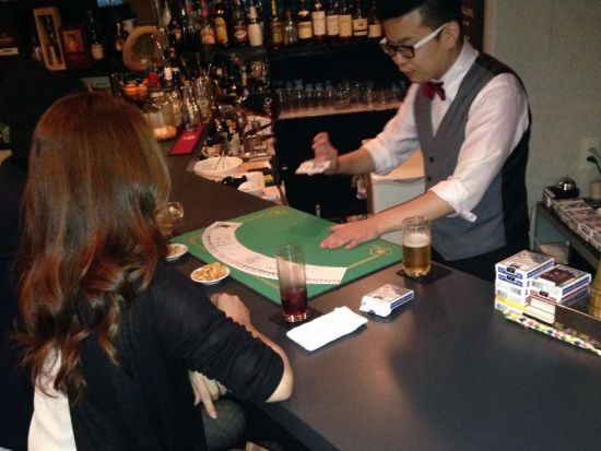 マジックショー カウンター越しのクロースアップマジックにハラハラドキドキ！＜夜／2時間飲み放題付あり／心斎橋＞