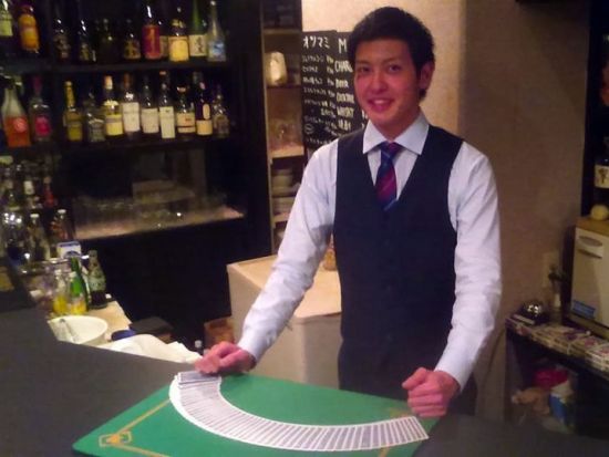 マジックショー カウンター越しのクロースアップマジックにハラハラドキドキ！＜夜／2時間飲み放題付あり／心斎橋＞