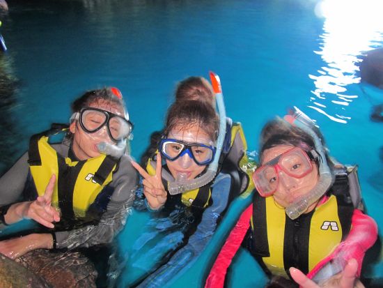 青の洞窟 シュノーケル　自由に泳いだり、素潜り体験ができるのが特徴！透明度抜群の朝6時集合プランあり＜ボート／恩納村発＞