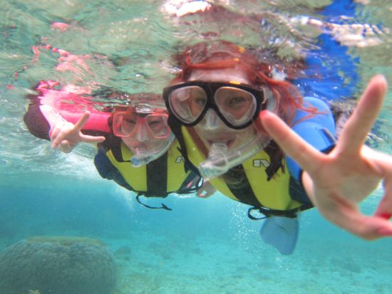 青の洞窟 シュノーケル　自由に泳いだり、素潜り体験ができるのが特徴！透明度抜群の朝6時集合プランあり＜ボート／恩納村発＞