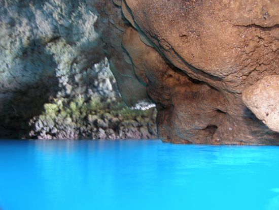 青の洞窟 シュノーケル　自由に泳いだり、素潜り体験ができるのが特徴！透明度抜群の朝6時集合プランあり＜ボート／恩納村発＞