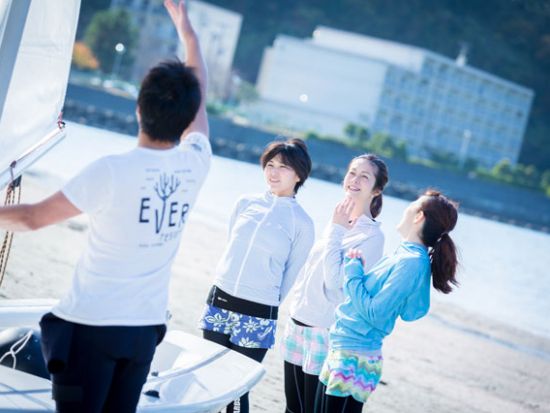 【湘南・逗子】マンツーマン ディンギーヨットでセーリング体験！プライベートヨットスクール＜初心者大歓迎／写真データプレゼント／午前・午後／逗子＞