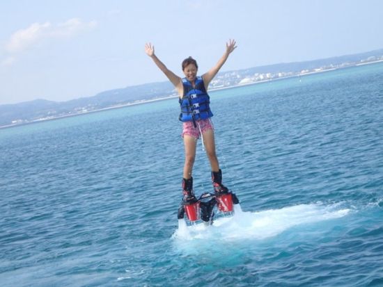 フライボード 水圧で空を飛ぶ 新感覚アトラクション！トイレ・温水シャワー・更衣室完備で快適＜7〜9月／名護市＞