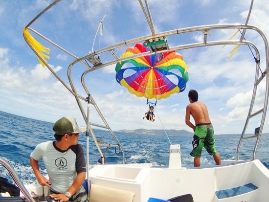 パラセーリング　白い砂浜の続く喜瀬ビーチを離れ美ら海の上空へ！タオル・温水シャワー・更衣室完備で快適＜7〜9月／名護市発＞