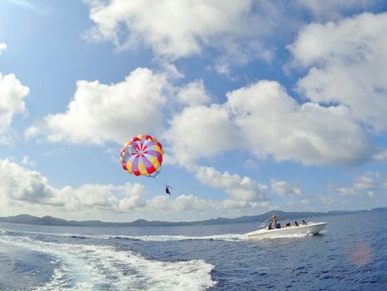 『パラセーリングツアー』と『サンゴ畑のシュノーケルツアー』のお得なセット！ 5歳から参加可能 トイレ・温水シャワー・更衣室完備で快適!＜7～9月／名護市＞