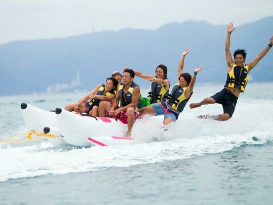 マリンスポーツセット バナナボートを含むトーイングチューブ3種 3歳から参加OK！トイレ・シャワー・更衣室完備！＜名護市＞