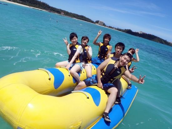 マリンスポーツセット バナナボートを含むトーイングチューブ3種 3歳から参加OK！トイレ・シャワー・更衣室完備！＜名護市＞