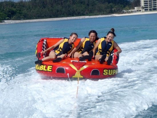 マリンスポーツセット バナナボートを含むトーイングチューブ3種 3歳から参加OK！トイレ・シャワー・更衣室完備！＜名護市＞