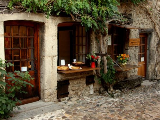 中世の村ペルージュ 半日観光ツアー　老舗店のガレットとシードル付き ＜貸切／日本語アシスタント付きあり／リヨン発＞