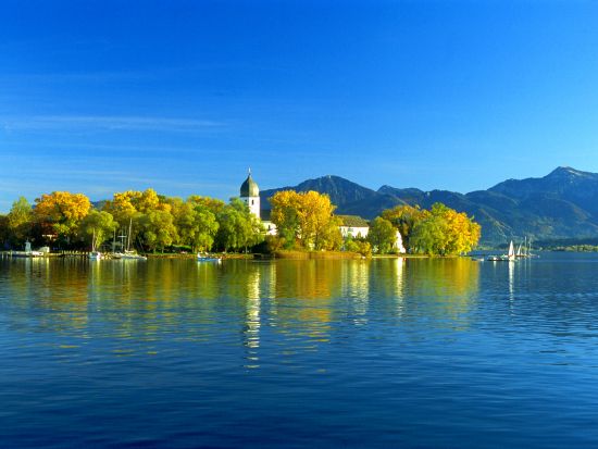 列車と船で行く！湖に浮かぶ古城ヘレンキームゼー城　日帰りツアー ＜5～9月／ミュンヘン発＞